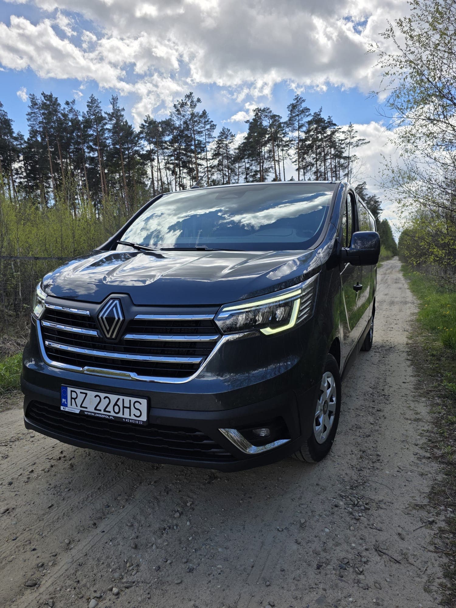 Przód Renault Trafic Combi Grand 9-osobowego