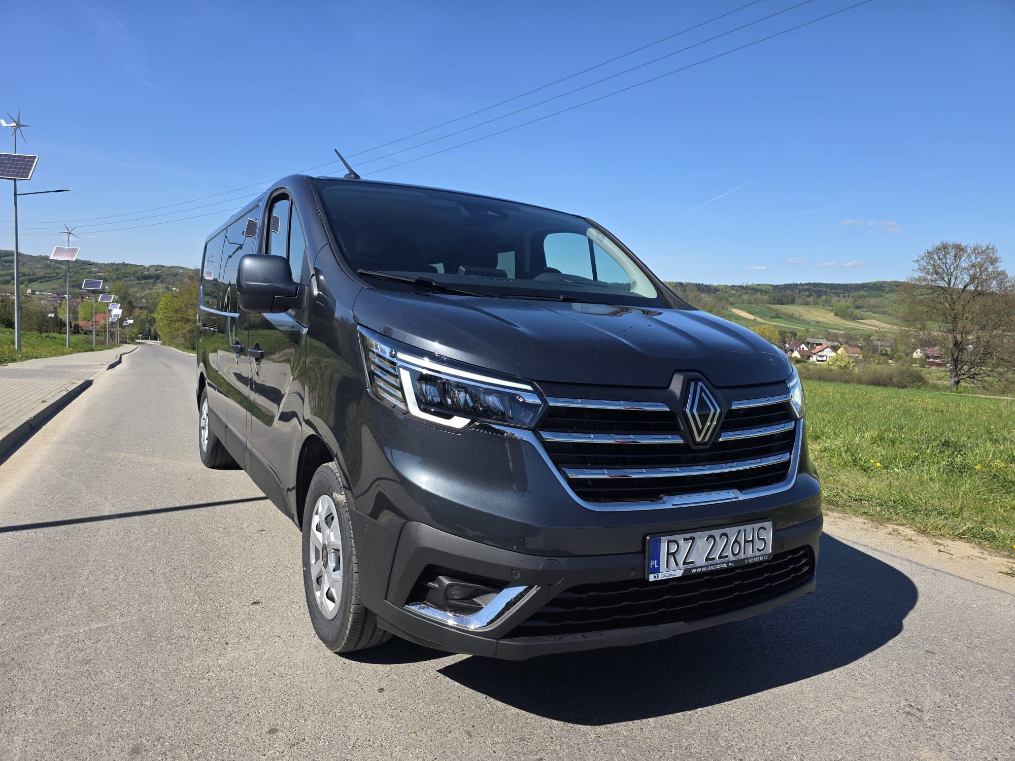 Renault Trafic Combi Grand z przodu i z boku