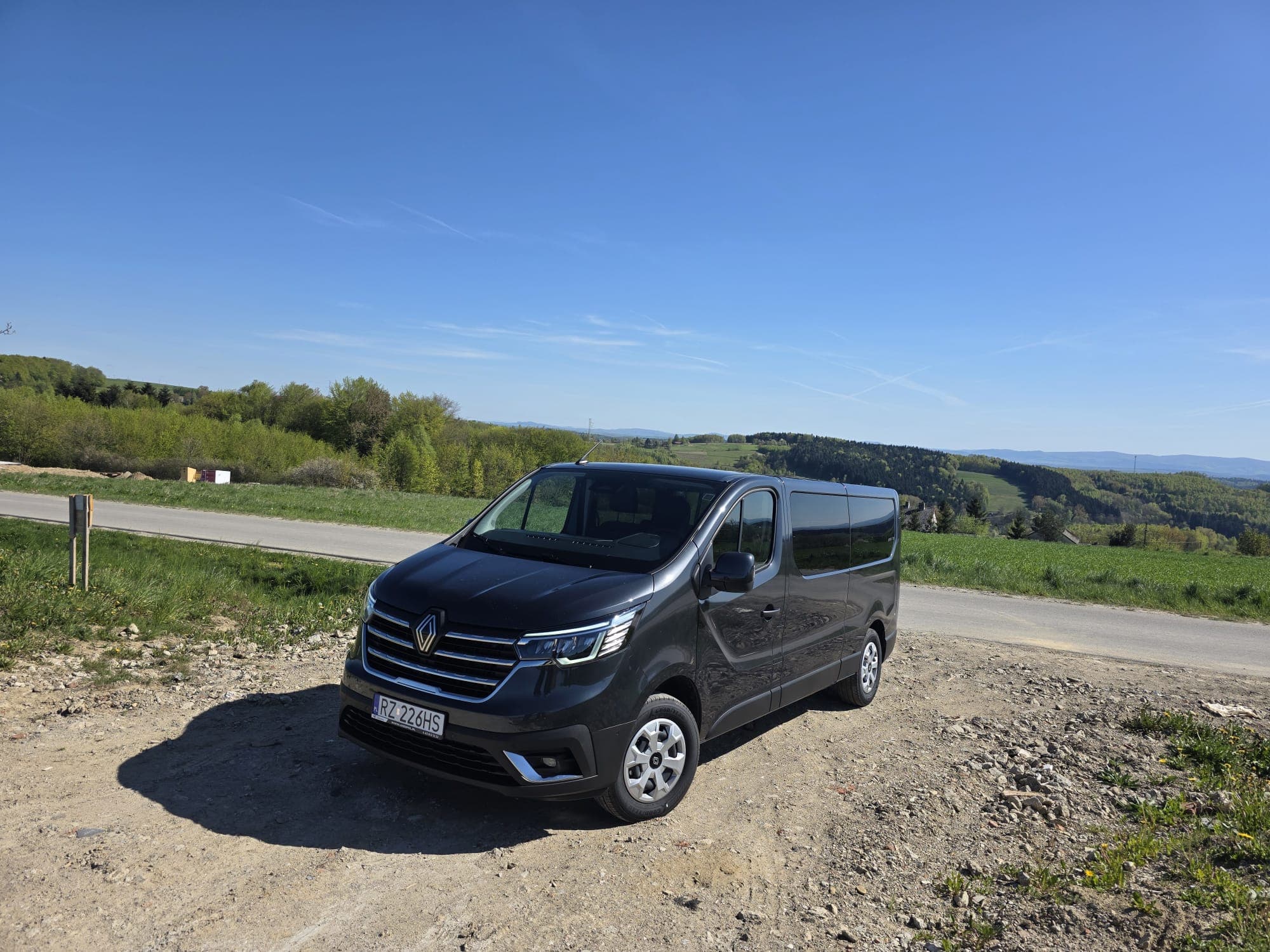 Renault Trafic Combi Grand na tle widokowej trasy