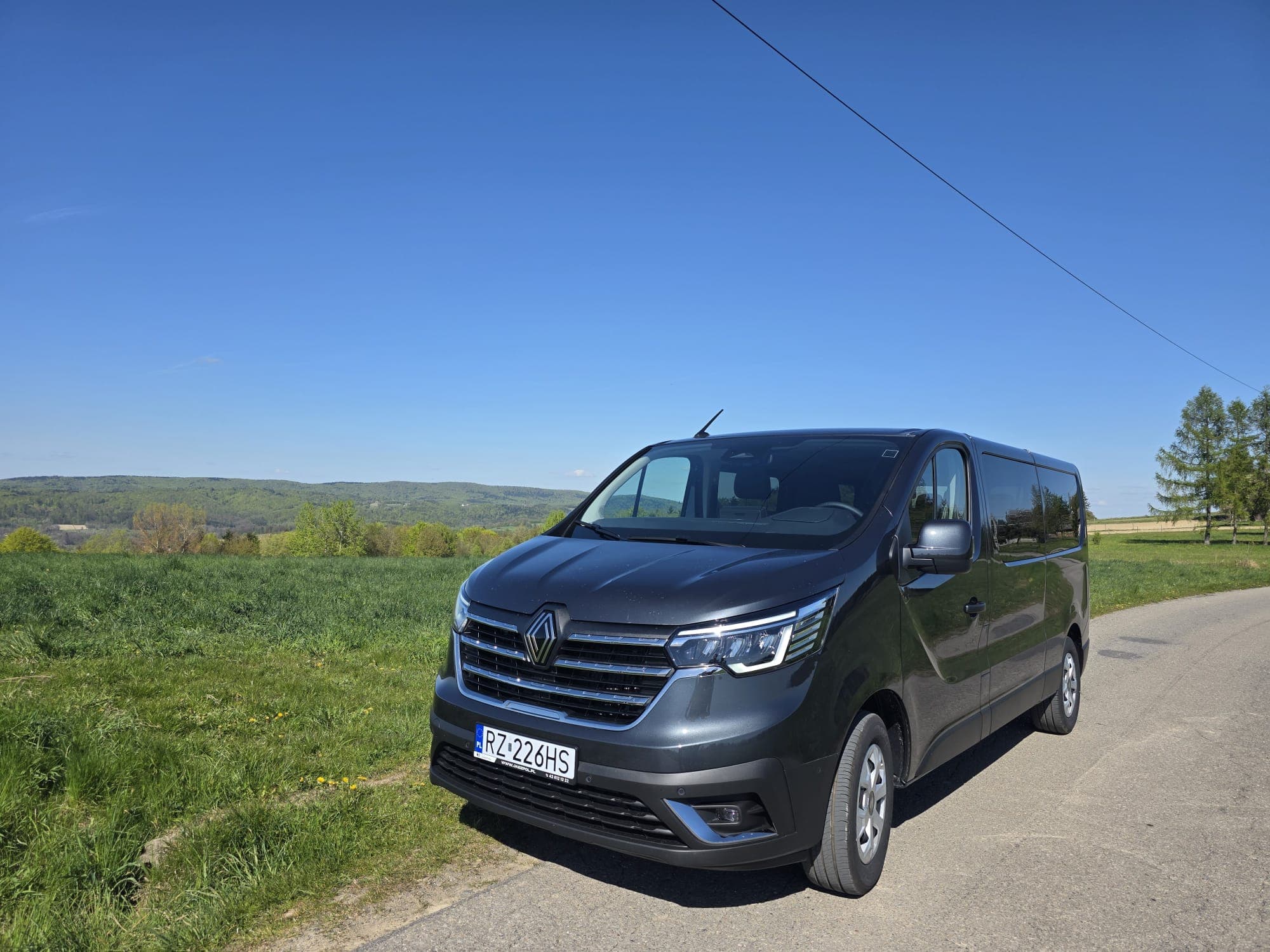 Renault Trafic Combi Grand na widokowej drodze