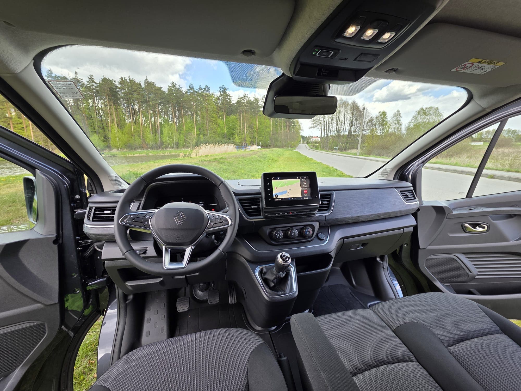 Front Renault Trafic Combi Grand na leśnej drodze