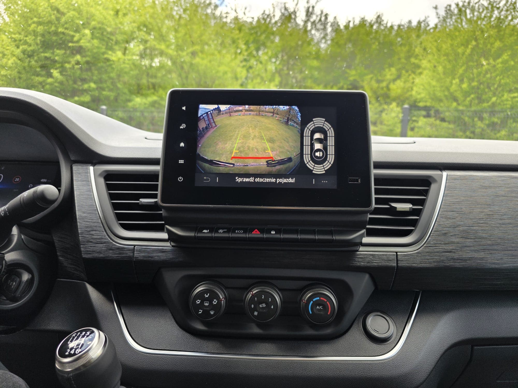 Kokpit Renault Trafic Combi Grand z systemem multimedialnym