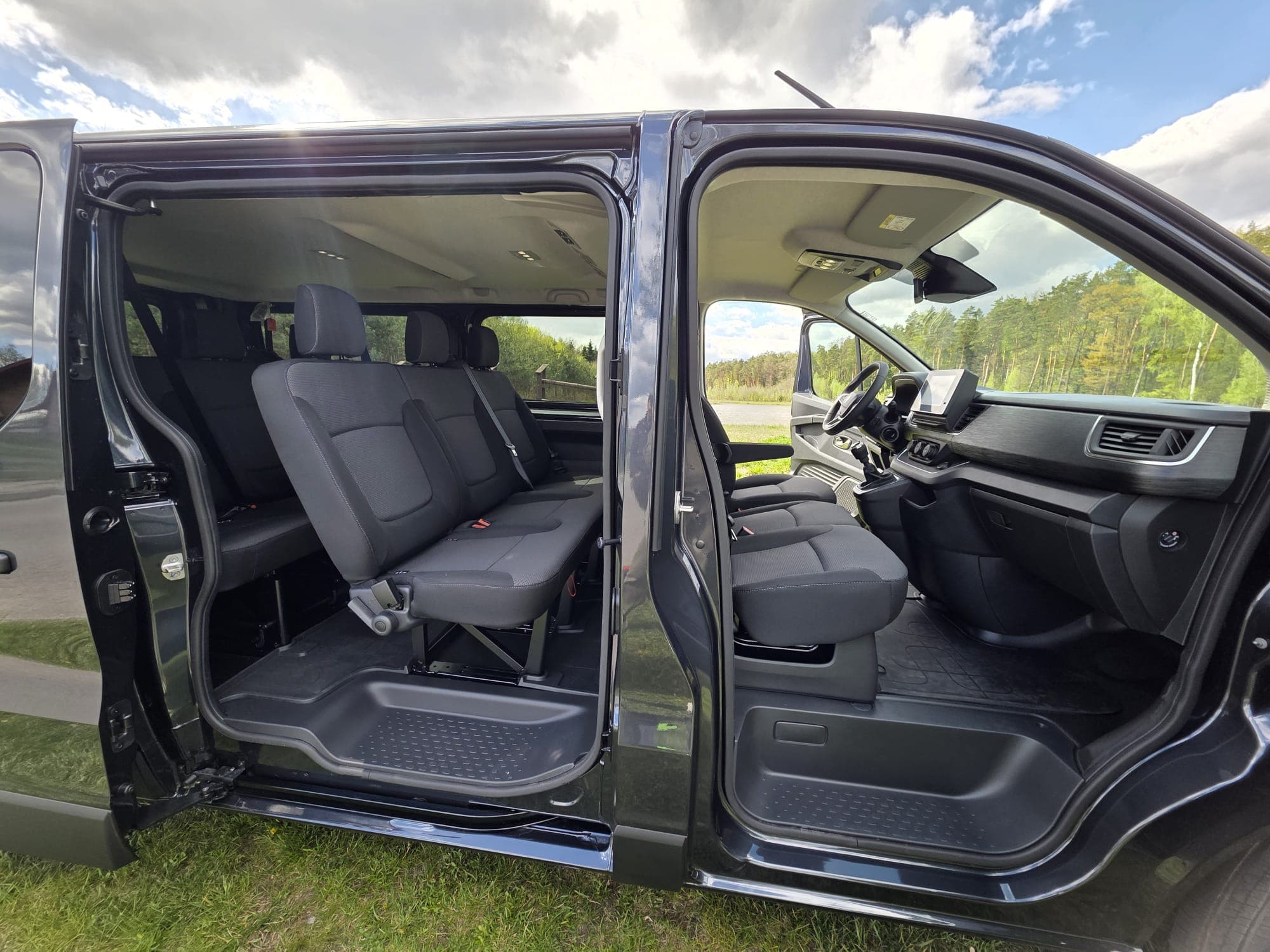 Ekran kamery cofania w Renault Trafic Combi Grand