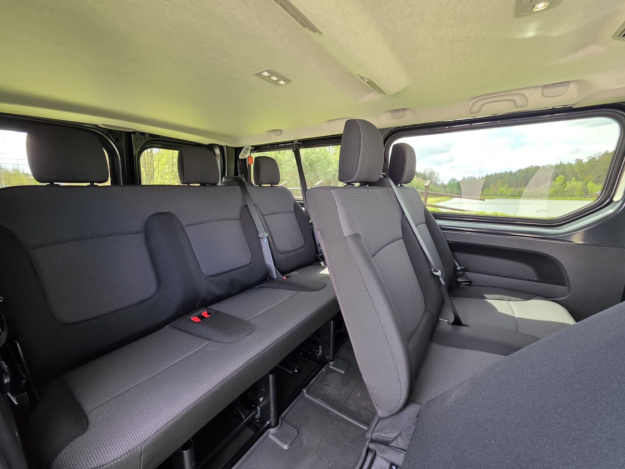 Wnętrze Renault Trafic Combi Grand z otwartymi drzwiami
